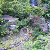 奥に見える滝の下辺りに露天風呂があります。