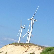 店の右手に見えた風発。潮の香りが爽快