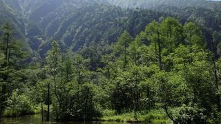 狭まりつつある美しい池