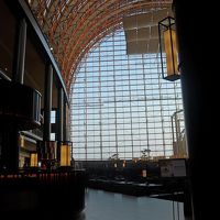 鳥かごのようなところで朝食