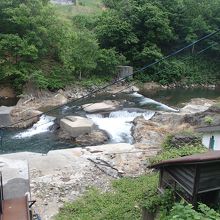 川沿いに下りられる遊歩道があります