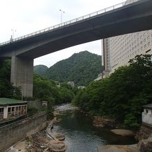 高山橋から見上げた定山渓大橋