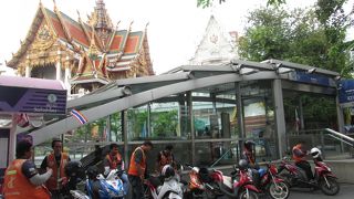 ワットフアランポーンの最寄駅