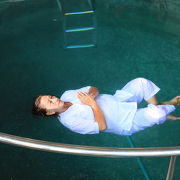 水中で浮遊しながら瞑想する尼僧