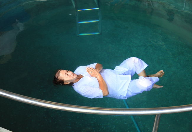 水中で浮遊しながら瞑想する尼僧