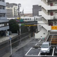 部屋の窓から朝日通りと中央線を見る