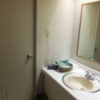 引き戸を開けると正面トイレ、右が洗面所、左にお風呂です