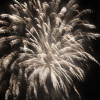 花火は湖上で移動しながら。　部屋からもきれいに見えました。