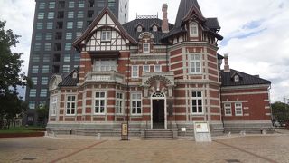 旧門司税関の向かい