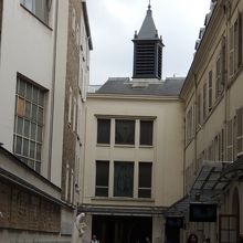 とても小さな教会で、右にショップがあり