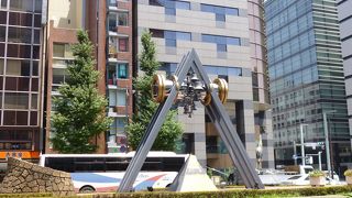 八重洲通りの中央分離帯に設置されています