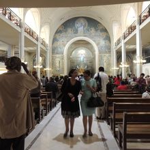 ミサが終わったばかりの教会内部