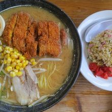 みそカツラーメン・半炒飯セット￥1020
