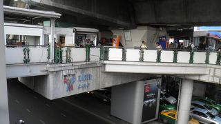 平日の夕方に混雑していました