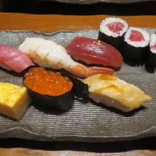 左上から、中トロ、牡丹海老、漬け、鉄火、厚焼き玉子、イクラ、