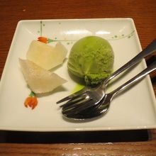 デザートは、梨と抹茶アイス