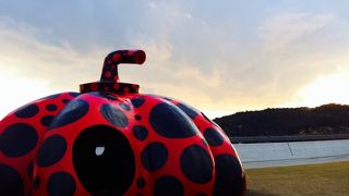 島民とアートが共存する不思議な空間。