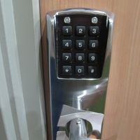 客室のドアは暗証番号を入力するタイプ