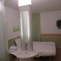 部屋に入った時の眺め、この狭さ。