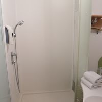 シャワーブースとハンガー