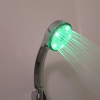 発光するシャワーヘッド(緑)