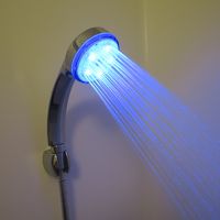 発光するシャワーヘッド(青)