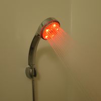 発光するシャワーヘッド(赤)