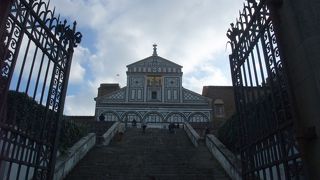 高台にあり　ロマネスク様式のファサードが印象的な教会です。　