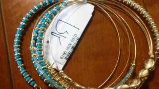 掘り出し物アクセがあります