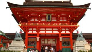 吸い込まれそうな朱色の鳥居と凛々しいきつねさん