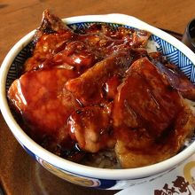 炭火の香りとタレが食欲をそそる。肉質柔らか！