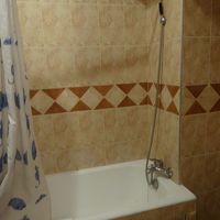 水圧が弱いけれど清潔なバスルーム