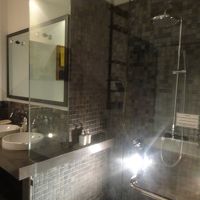 シャワーブースの向かいにはバスタブもあります