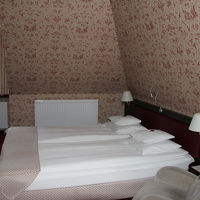 部屋は屋根裏に当たり天井が傾斜しています