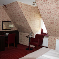 ベッドの奥にリビングスペース