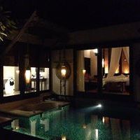 ライトアップされたヴィラ