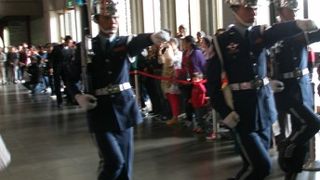 館内で行われる