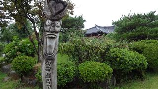 藁葺の屋根が印象的な村です。