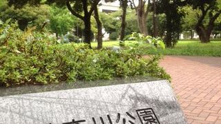 公園そのものとしては特色はないですが、近くに横浜中央卸売市場があります。