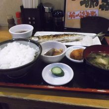 この日の550円ランチ；サンマ焼き魚定食・・納得