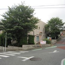 お寺側から神社へ、左手は二子玉川方面