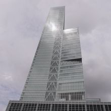 低層棟の屋上庭園から見たあべのハルカス