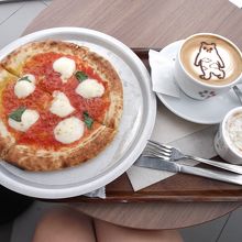 あべのべあ絵入りカプチーノとピザ
