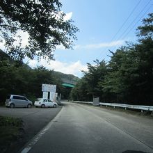 山形自動車道笹谷ＩＣの先にゲートがあり、笹谷街道に入ります。