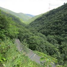 九十九折の道路の広い場所から、上ってきた方を眺めます。