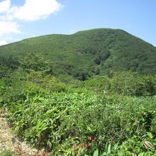 笹谷峠が近くなり、一気に視界が開けて、山形神室がこんにちは！