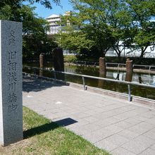 周囲は桜で、花見の時期は混みます。