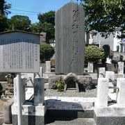歌舞伎の鏡山お初のお墓があるお寺。