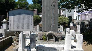 歌舞伎の鏡山お初のお墓があるお寺。