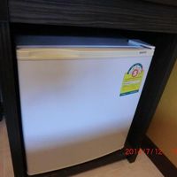 暑い国で、冷蔵庫は必需品ですね。